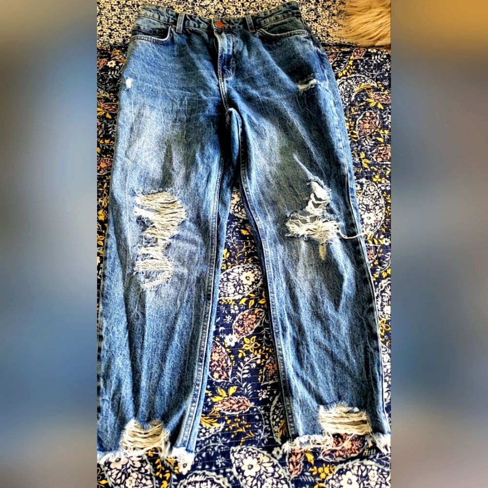 YMI Dream Very Distressed Ankle Mom Fit Jeans 👖